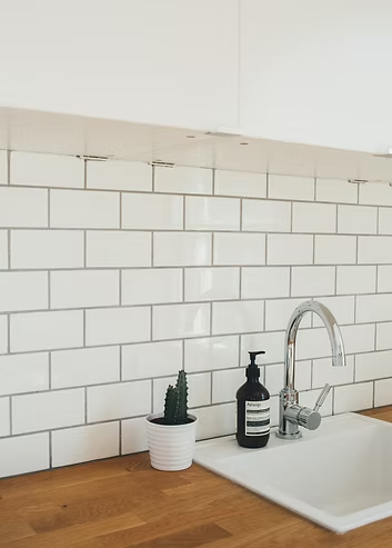Surfaces Suitable for Cleaning with Bleach